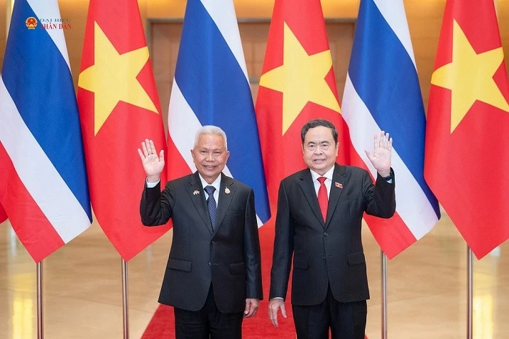 Chủ tịch Quốc hội Trần Thanh Mẫn đã chủ trì Lễ đón Chủ tịch Quốc hội kiêm Chủ tịch Hạ viện Thái Lan Sophon Zaram thăm chính thức Việt Nam từ ngày 5-7/8