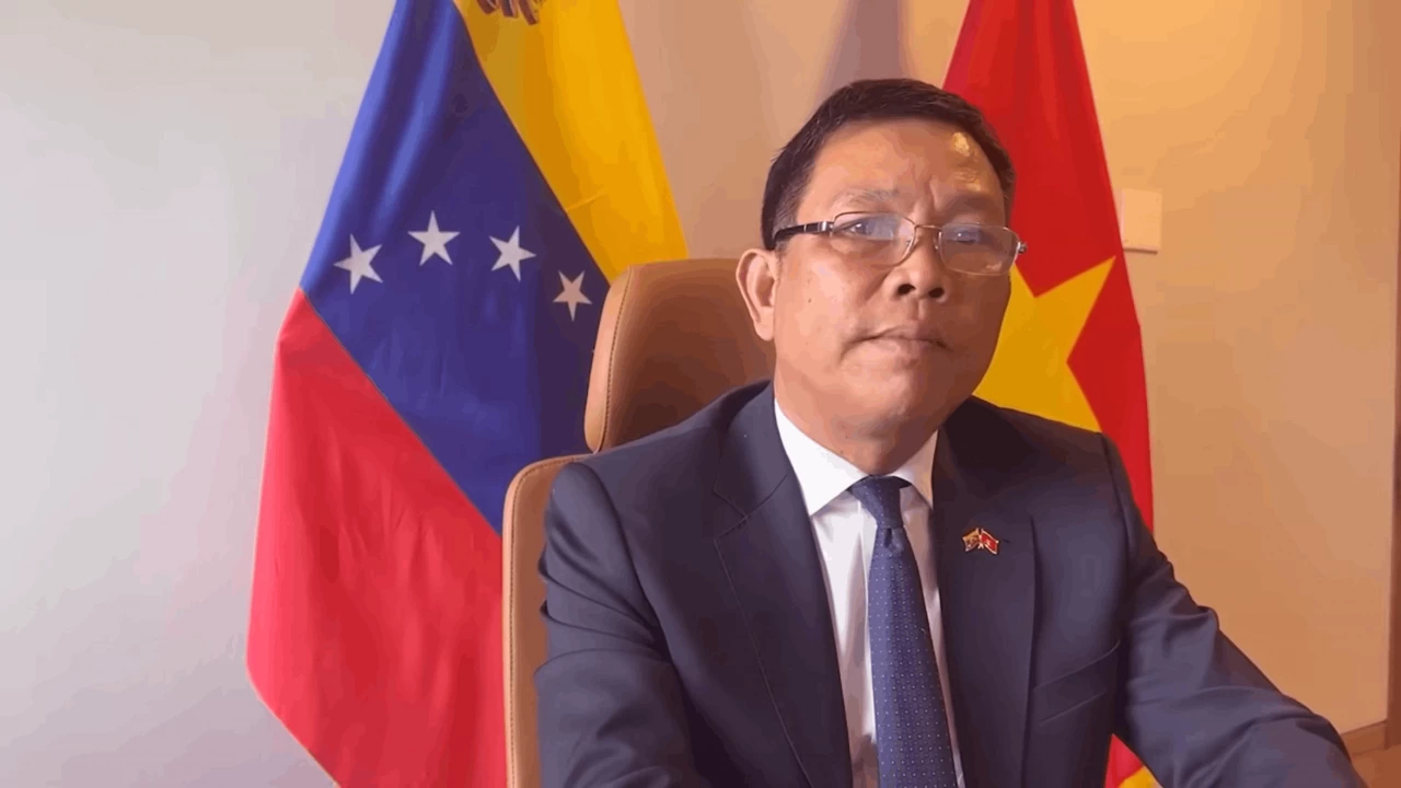 Đại sứ Việt Nam tại Venezuela Vũ Trung Mỹ chia sẻ cảm xúc khi được chứng kiến lá cờ đỏ sao vàng tung bay giữa tâm chấn Venezuela hồi đầu tháng 7/2026. (Ảnh chụp màn hình) Đại sứ Việt Nam tại Venezuela Vũ Trung Mỹ chia sẻ cảm xúc khi được chứng kiến lá cờ đỏ sao vàng tung bay giữa tâm chấn Venezuela hồi đầu tháng 7/2026. (Ảnh chụp màn hình)