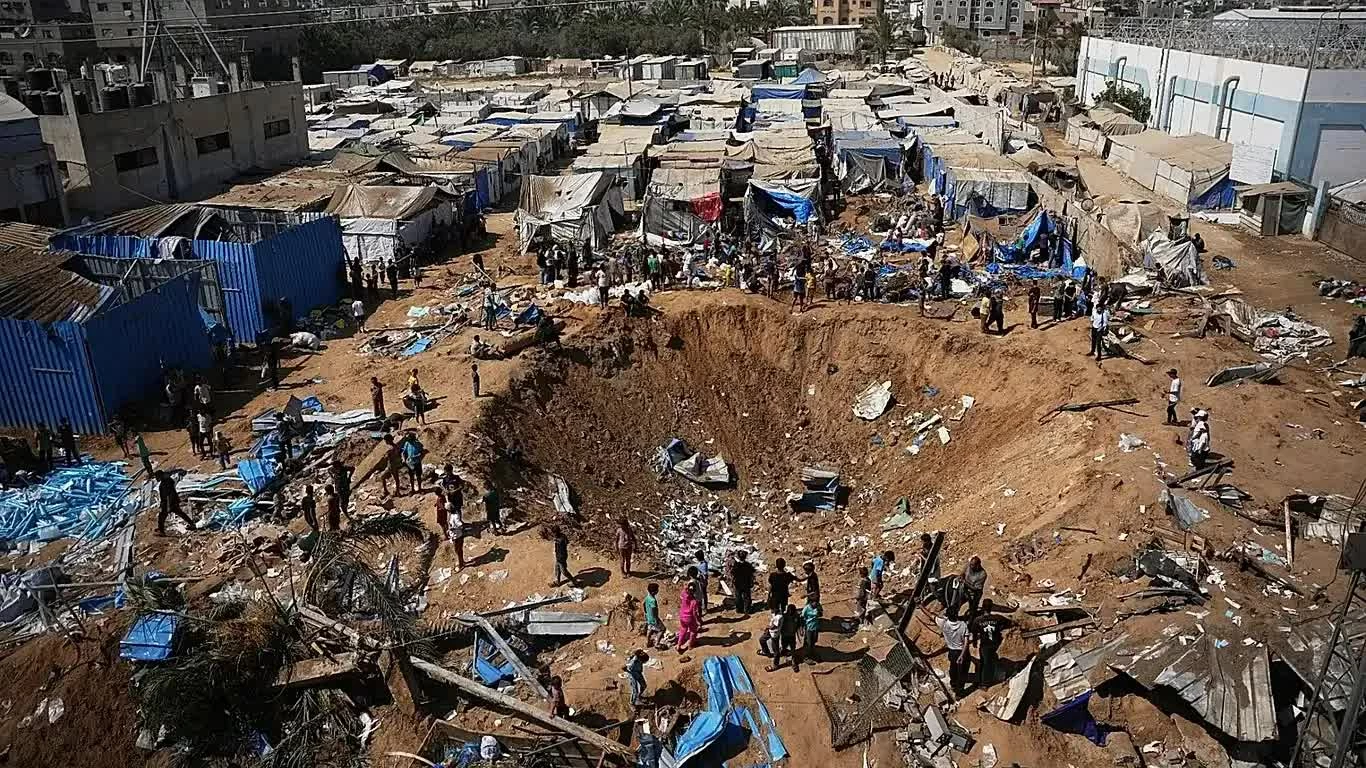 Người Palestine kiểm tra hiện trường sau một cuộc không kích của Israel gần Bệnh viện Al-Aqsa ở Deir al-Balah, miền Trung Dải Gaza, trong bối cảnh quân đội Israel tuyên bố sẽ tiếp tục các chiến dịch quân sự tại vùng lãnh thổ này. (Nguồn: Euronews)
