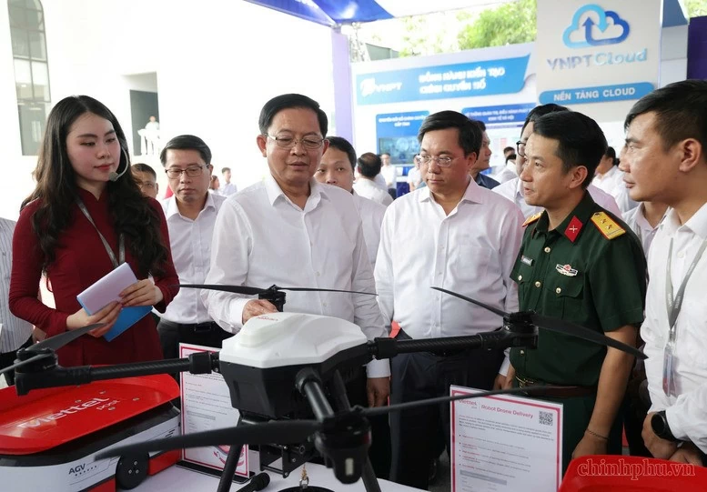 Phó Thủ tướng Hồ Quốc Dũng tham quan trưng bày sản phẩm, kết quả nổi bật về khoa học và công nghệ, chuyển đổi số trên địa bàn tỉnh Phú Thọ - Ảnh: VGP/Gia Huy Phó Thủ tướng Hồ Quốc Dũng tham quan trưng bày sản phẩm, kết quả nổi bật về khoa học và công nghệ, chuyển đổi số trên địa bàn tỉnh Phú Thọ - Ảnh: VGP/Gia Huy