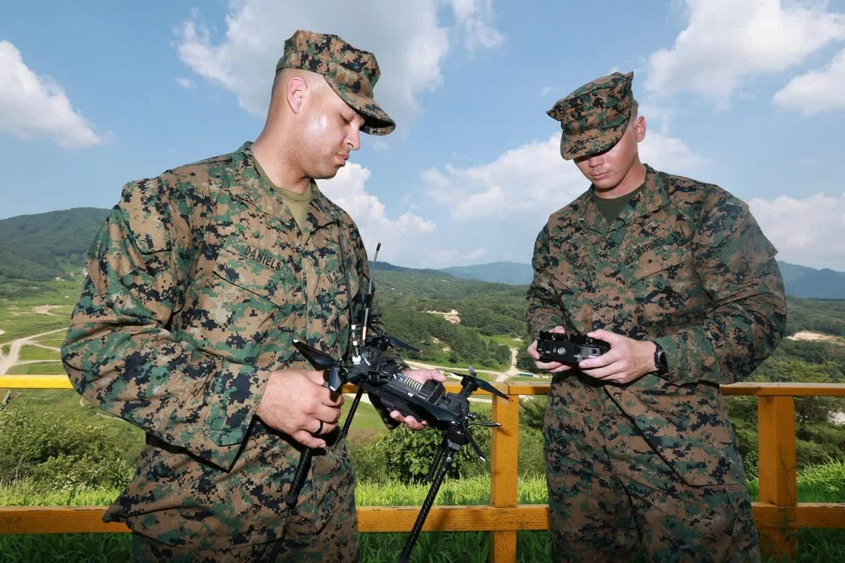 Thủy quân lục chiến Mỹ lần đầu công khai diễn tập bắn đạn thật bằng UAV FPV tại thao trường Rodriguez ở thành phố Pocheon, Hàn Quốc. (Nguồn: Yonhap) Thủy quân lục chiến Mỹ lần đầu công khai diễn tập bắn đạn thật bằng UAV FPV tại thao trường Rodriguez ở thành phố Pocheon, Hàn Quốc. (Nguồn: Yonhap)