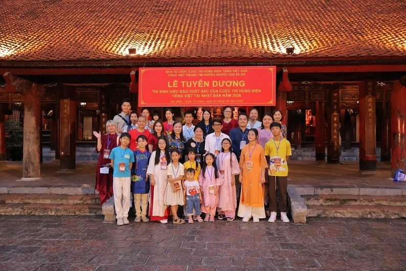 Các sứ giả tiếng Việt khởi động hành trình về nguồn tại Thủ đô Hà Nội Các sứ giả tiếng Việt khởi động hành trình về nguồn tại Thủ đô Hà Nội