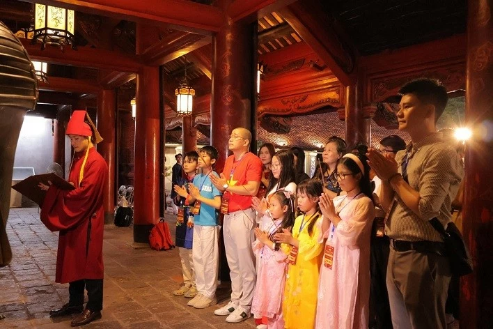 Các sứ giả tiếng Việt khởi động hành trình về nguồn tại Thủ đô Hà Nội Các sứ giả tiếng Việt khởi động hành trình về nguồn tại Thủ đô Hà Nội