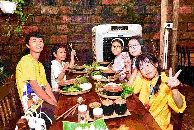 Các sứ giả tiếng Việt khởi động hành trình về nguồn tại Thủ đô Hà Nội Các sứ giả tiếng Việt khởi động hành trình về nguồn tại Thủ đô Hà Nội