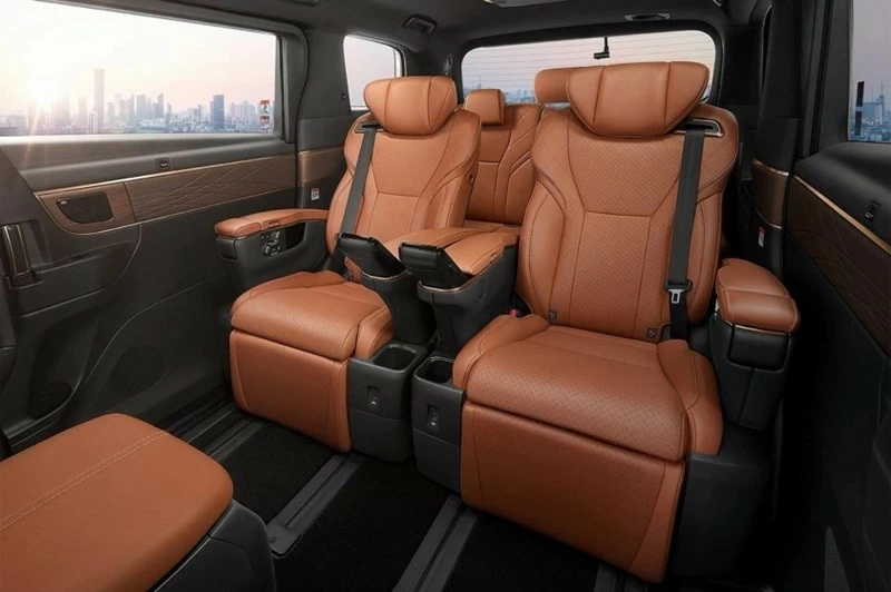 Ghế bọc da Premium Nappa kết hợp vật liệu tổng hợp trên Toyota Alphard 2026.