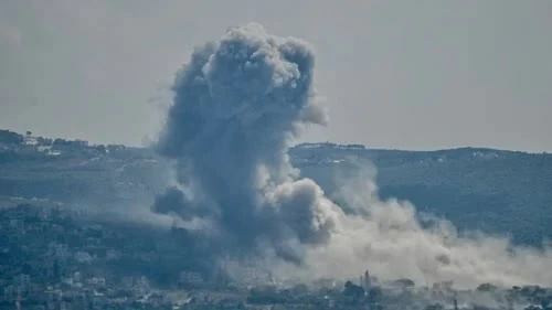Khói bốc lên sau một cuộc không kích của Israel nhằm vào khu vực Mansouri, miền Nam Lebanon, trong lúc vòng đàm phán thứ bảy giữa hai bên diễn ra tại Rome. (Nguồn: RTE)