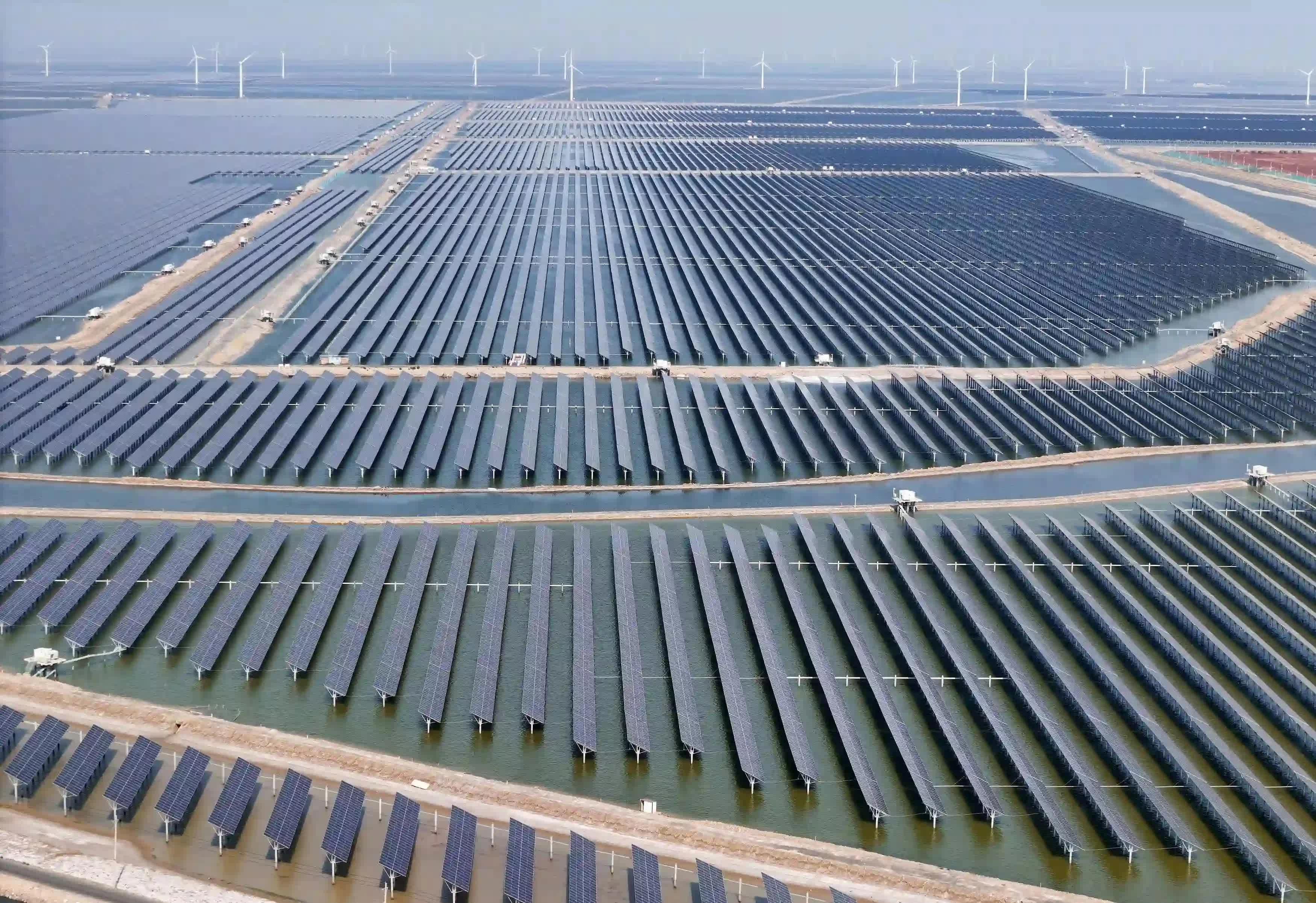 Polysilicon là nguyên liệu đầu vào quan trọng trong chuỗi sản xuất chất bán dẫn và pin mặt trời, giữ vai trò đáng kể đối với an ninh chuỗi cung ứng công nghệ và năng lượng. (Nguồn: SCMP)