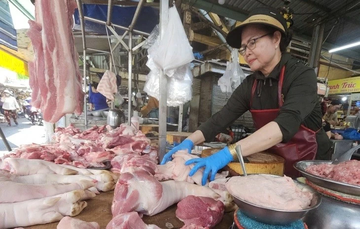 Giá heo hơi hôm nay 7/8: Lao dốc trên 3 miền, trượt xuống mốc 59.000 đồng/kg