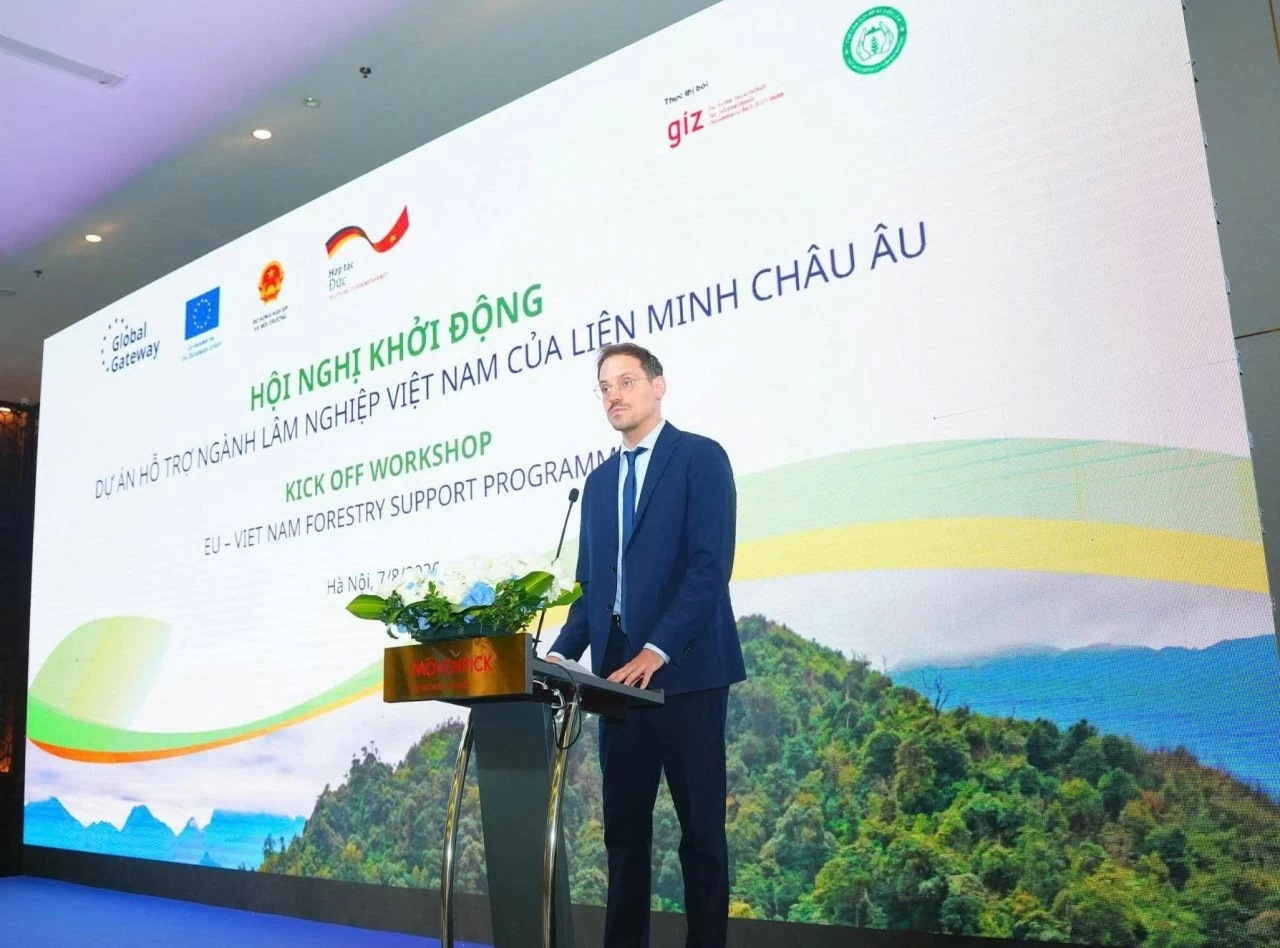 Ông Michael Lehmann, Phó Trưởng Ban Hợp tác Đại sứ quán Cộng hòa Liên bang Đức tại Việt Nam, cho biết Chính phủ Đức sẽ tiếp tục hỗ trợ Việt Nam tăng cường quản trị rừng, ứng dụng công nghệ số và phát triển các chuỗi giá trị rừng bền vững, thích ứng với biến đổi khí hậu. Ông Michael Lehmann, Phó Trưởng Ban Hợp tác Đại sứ quán Cộng hòa Liên bang Đức tại Việt Nam, cho biết Chính phủ Đức sẽ tiếp tục hỗ trợ Việt Nam tăng cường quản trị rừng, ứng dụng công nghệ số và phát triển các chuỗi giá trị rừng bền vững, thích ứng với bi