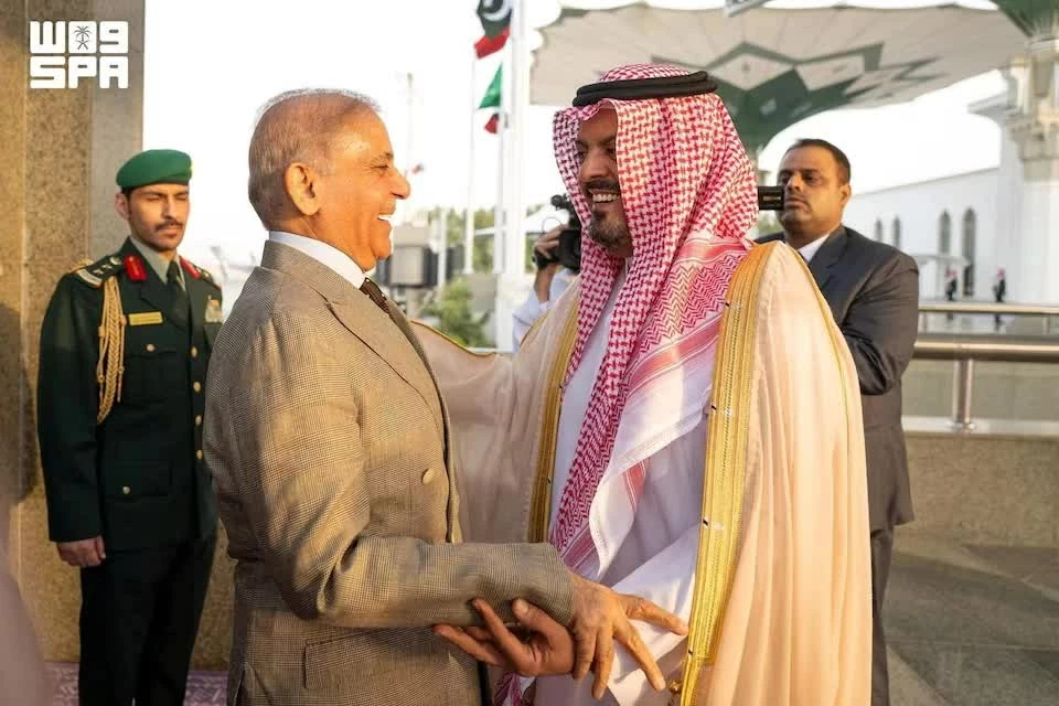 Phó Thống đốc vùng Mecca, Hoàng tử Saud bin Mishaal bin Abdulaziz, đón Thủ tướng Pakistan Shehbaz Sharif (trái) tại Jeddah, Saudi Arabia, ngày 6/8. (Nguồn: Saudi Press Agency) Phó Thống đốc vùng Mecca, Hoàng tử Saud bin Mishaal bin Abdulaziz, đón Thủ tướng Pakistan Shehbaz Sharif (trái) tại Jeddah, Saudi Arabia, ngày 6/8. (Nguồn: Saudi Press Agency)