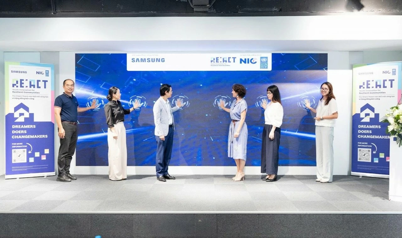Các đại biểu thực hiện nghi thức khởi động Dự án RE:ACT - Thử thách Thanh niên Đổi mới sáng tạo vì Cộng đồng bền vững. (Nguồn: Các đại biểu thực hiện nghi thức khởi động Dự án RE:ACT - Thử thách Thanh niên Đổi mới sáng tạo vì Cộng đồng bền vững. (Nguồn: