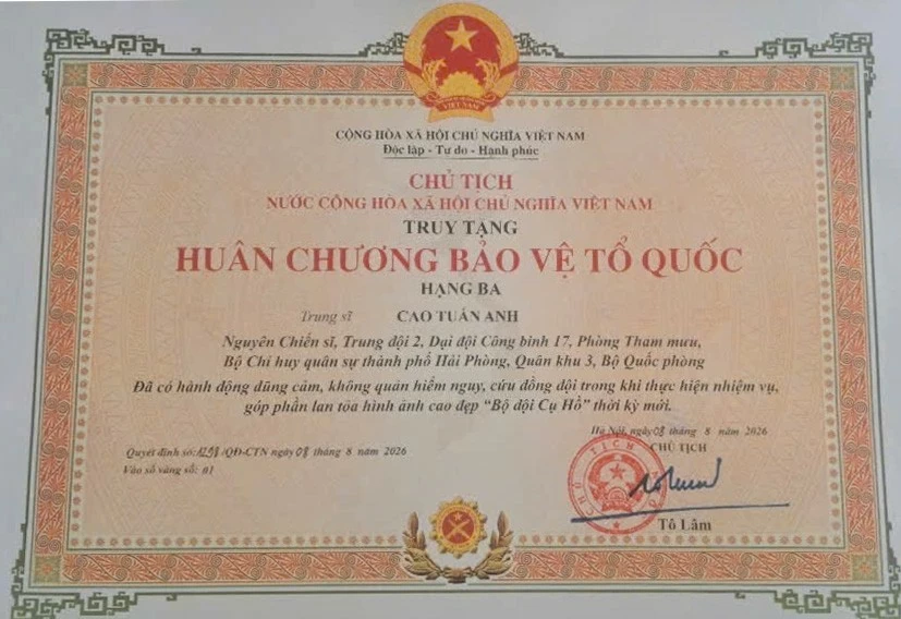 Truy tặng Huân chương Bảo vệ Tổ quốc hạng Ba cho chiến sĩ dũng cảm hy sinh cứu đồng đội Truy tặng Huân chương Bảo vệ Tổ quốc hạng Ba cho chiến sĩ dũng cảm hy sinh cứu đồng đội