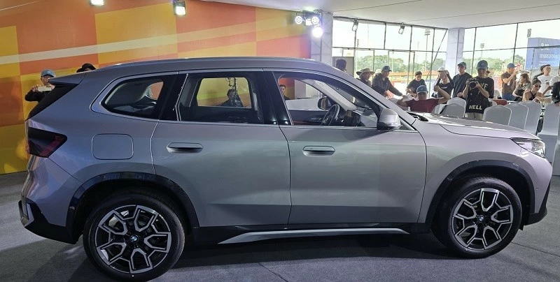 BMW cũng trang bị cho mẫu SUV loạt công nghệ hỗ trợ người lái. BMW cũng trang bị cho mẫu SUV loạt công nghệ hỗ trợ người lái.