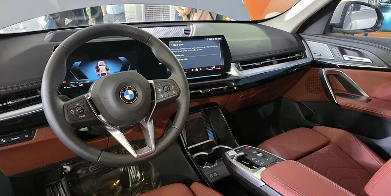 BMW vẫn giữ một số phím điều khiển truyền thống ở khu vực trung tâm để thao tác những chức năng thường dùng. BMW vẫn giữ một số phím điều khiển truyền thống ở khu vực trung tâm để thao tác những chức năng thường dùng.
