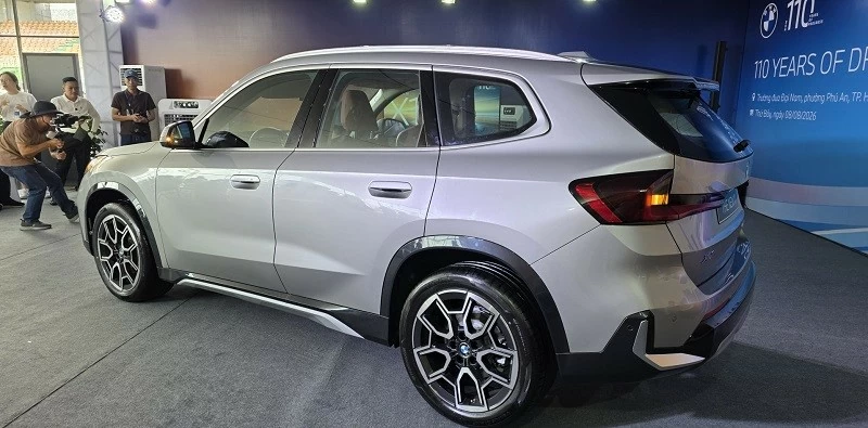 Phía sau BMW X1 được xử lý theo hướng gọn gàng hơn. Phía sau BMW X1 được xử lý theo hướng gọn gàng hơn.