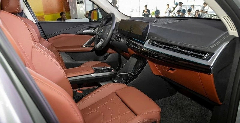 Nếu ngoại hình thiên về sự vuông vức thì cabin lại cho thấy rõ cách BMW X1 chuyển sang thế hệ công nghệ mới. Nếu ngoại hình thiên về sự vuông vức thì cabin lại cho thấy rõ cách BMW X1 chuyển sang thế hệ công nghệ mới.