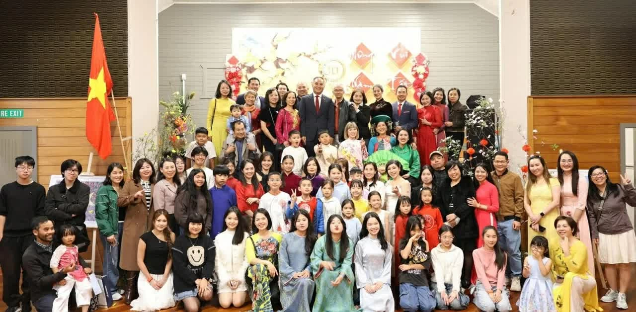 ĐẠI SỨ VIỆT NAM TẠI NEW ZEALAND PHAN MINH GIANG TRẢ LỜI PHỎNG VẤN ĐẠI SỨ VIỆT NAM TẠI NEW ZEALAND PHAN MINH GIANG TRẢ LỜI PHỎNG VẤN