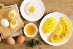 Người cao tuổi cần lưu ý điều gì khi ăn trứng?
