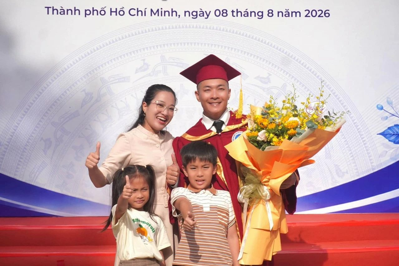 NSƯT Quốc Cơ được vợ và 2 con đến chúc mừng tốt nghiệp thạc sĩ. (Nguồn: MXH)