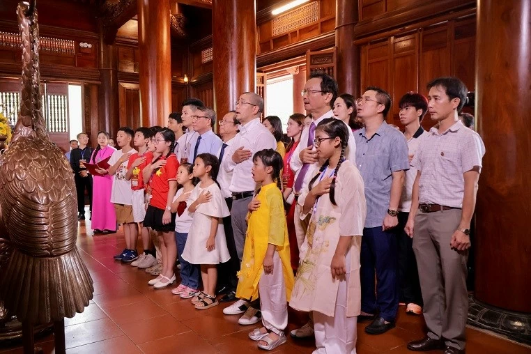 Kiều bào trẻ theo dấu chân Bác, kết nối cội nguồn và thêm yêu tiếng quê hương