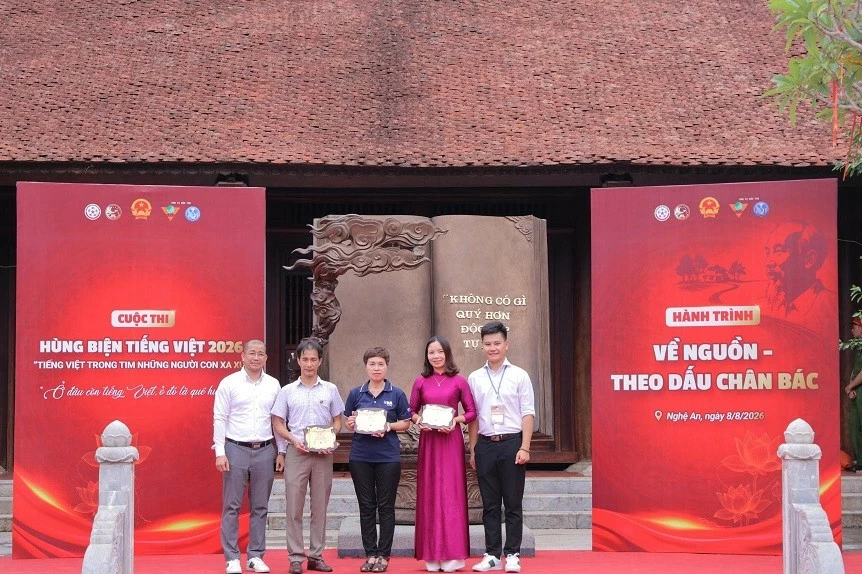 Kiều bào trẻ theo dấu chân Bác, kết nối cội nguồn và thêm yêu tiếng quê hương