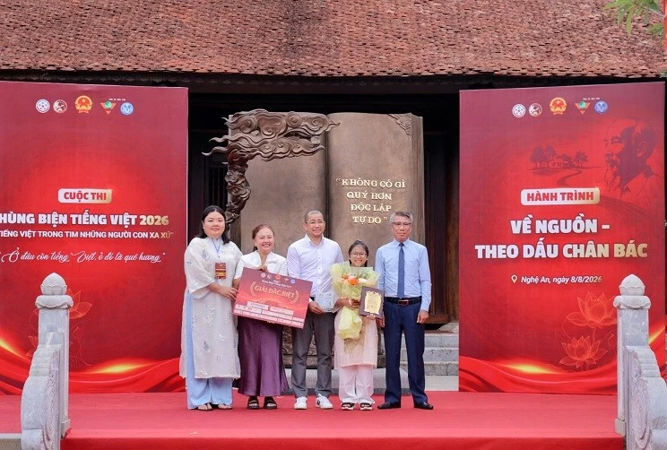 Kiều bào trẻ theo dấu chân Bác, kết nối cội nguồn và thêm yêu tiếng quê hương