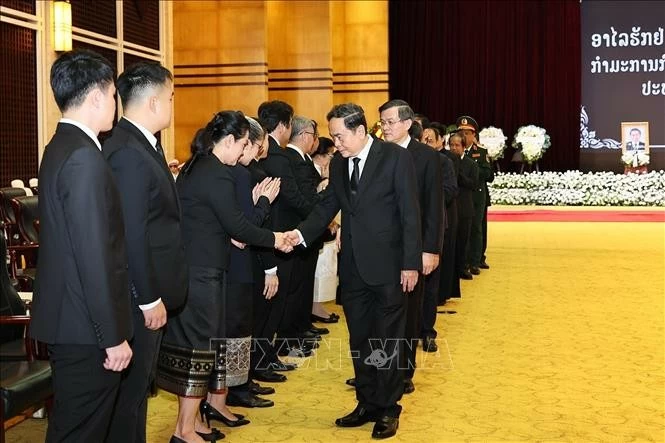 Chủ tịch Quốc hội Trần Thanh Mẫn dẫn đầu Đoàn đại biểu cấp cao chia buồn với Lãnh đạo Lào và gia quyến. (Nguồn: TTXVN)