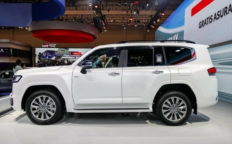 So với Toyota Land Cruiser sử dụng động cơ đốt trong, ngoại hình của bản hybrid gần như không thay đổi. 