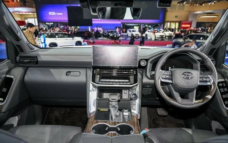 Khoang nội thất tiếp tục duy trì phong cách cao cấp của Land Cruiser.