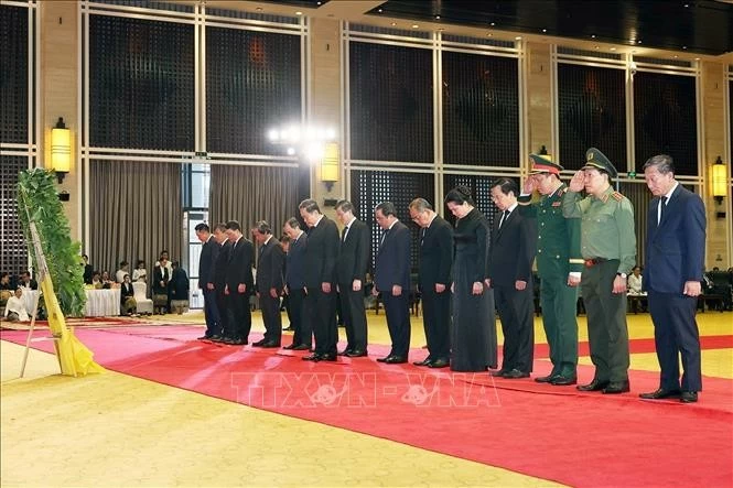 Chủ tịch Quốc hội Trần Thanh Mẫn kính viếng. (Nguồn: TTXVN)