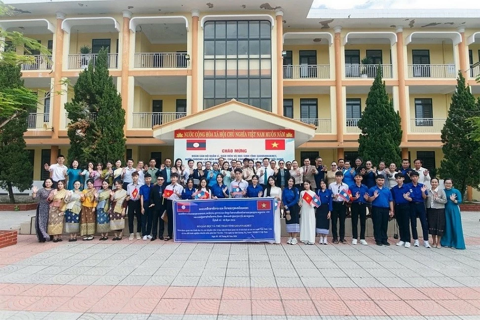 Tiếp bước hành trình hữu nghị Việt - Lào: Kết mạch nguồn lịch sử, vun đắp tương lai Tiếp bước hành trình hữu nghị Việt - Lào: Kết mạch nguồn lịch sử, vun đắp tương lai