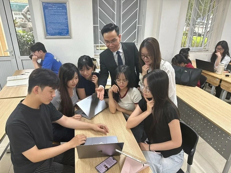 Nguyễn Mai Chi - Sinh viên Khóa D2022 bày tỏ: “Em vô cùng ấn tượng với phương pháp giảng dạy đổi mới và hiệu quả của các thầy cô. Thay vì những tiết học lý thuyết suông một chiều, thầy cô luôn áp dụng phương pháp 'học đi đôi với hành', đưa các tình huống thực tế từ các khách sạn vào bài giảng và khuyến khích sinh viên làm việc nhóm, tranh biện để tự giải quyết vấn đề. Cách tiếp cận 'lấy người học làm trung tâm' này không chỉ giúp em dễ dàng tiếp thu những kiến thức chuyên môn phức tạp mà còn rèn luyện được tư duy phản biện, sự tự tin và các kỹ năng mềm cốt lõi. Nhờ phương pháp giảng dạy giàu tương tác và thực tiễn này, 4 năm học ở trường với em là chuỗi ngày được trải nghiệm và hoàn thiện bản thân để sẵn sàng đáp ứng yêu cầu khắt khe của các nhà tuyển dụng sau khi tốt nghiệp. Đại học Thủ đô Hà Nội: Khẳng định thương hiệu đào tạo nhân lực chất lượng cao cho ngành khách sạn
