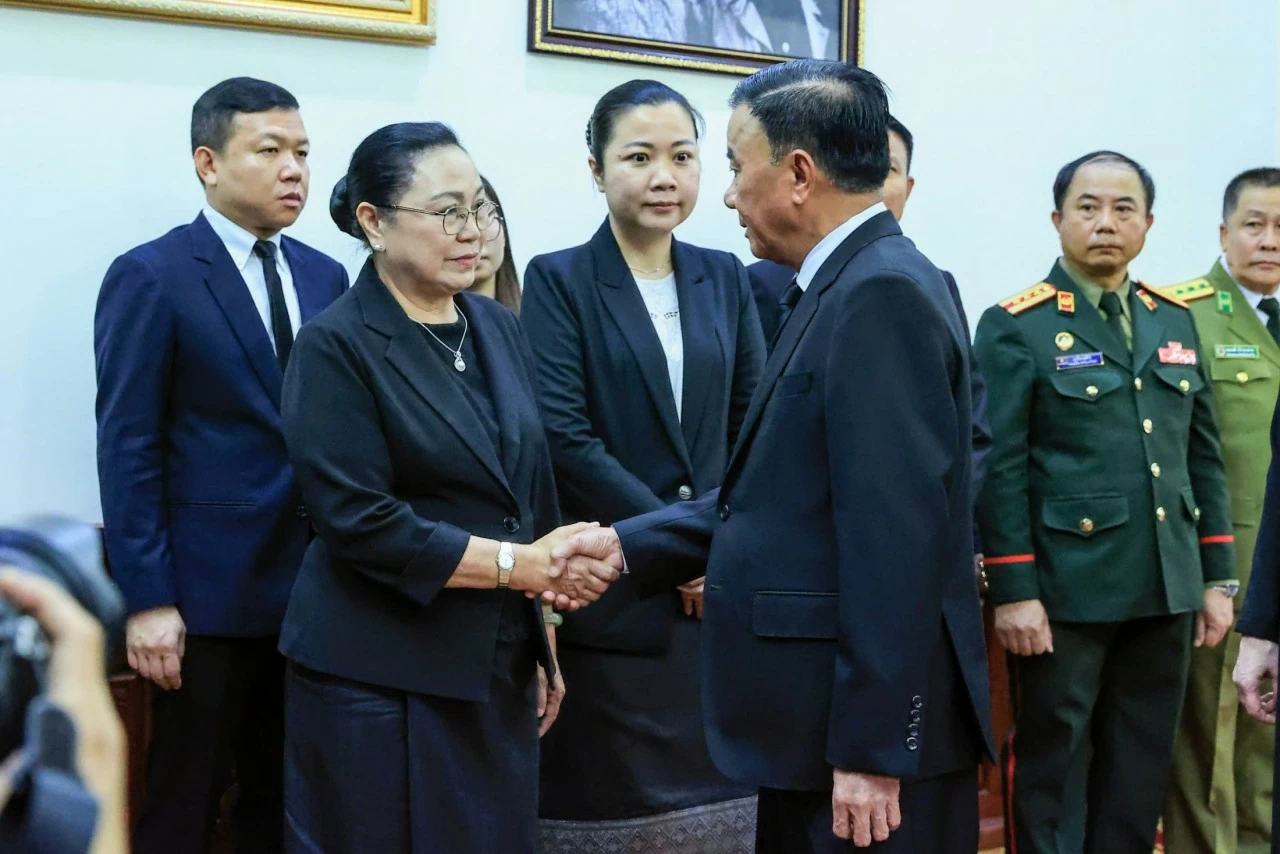 hường trực Ban Bí thư Trần Cẩm Tú chia buồn với Đại sứ Lào tại Việt Nam Khamphao Ernthavanh. (Ảnh: Thành Long)