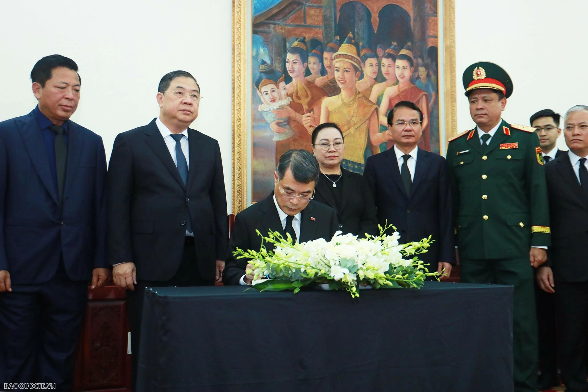 Thủ tướng Chính phủ Lê Minh Hưng ghi sổ tang Chủ tịch Quốc hội Lào Xaysomphone Phomvihane. (Ảnh: Thành Long)