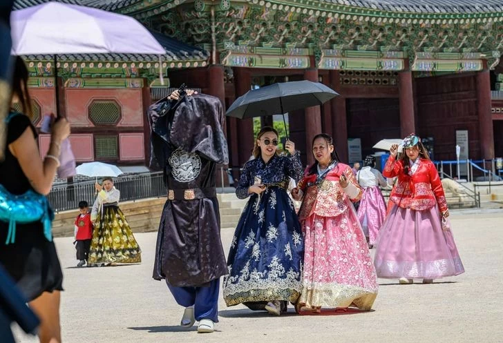 Bất chấp nắng nóng như đổ lửa, khách quốc tế vẫn thích thú với Hanbok Hàn Quốc
