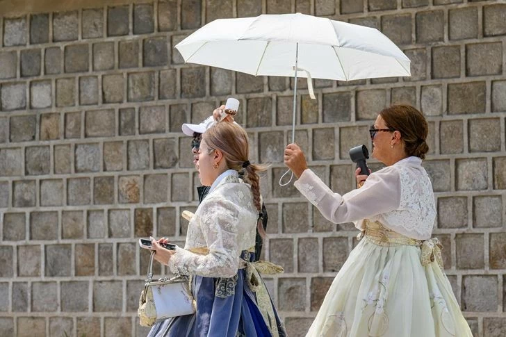 Bất chấp nắng nóng như đổ lửa, đam mê hanbok Hàn Quốc của khách quốc tế vẫn không giảm nhiệt