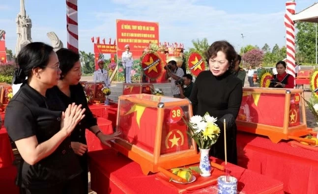 Phó Chủ tịch Quốc hội Nguyễn Thị Hồng dự Lễ truy điệu, an táng 47 hài cốt liệt sĩ hy sinh năm 1951 tại Lai Châu Phó Chủ tịch Quốc hội Nguyễn Thị Hồng dự Lễ truy điệu, an táng 47 hài cốt liệt sĩ hy sinh năm 1951 tại Lai Châu