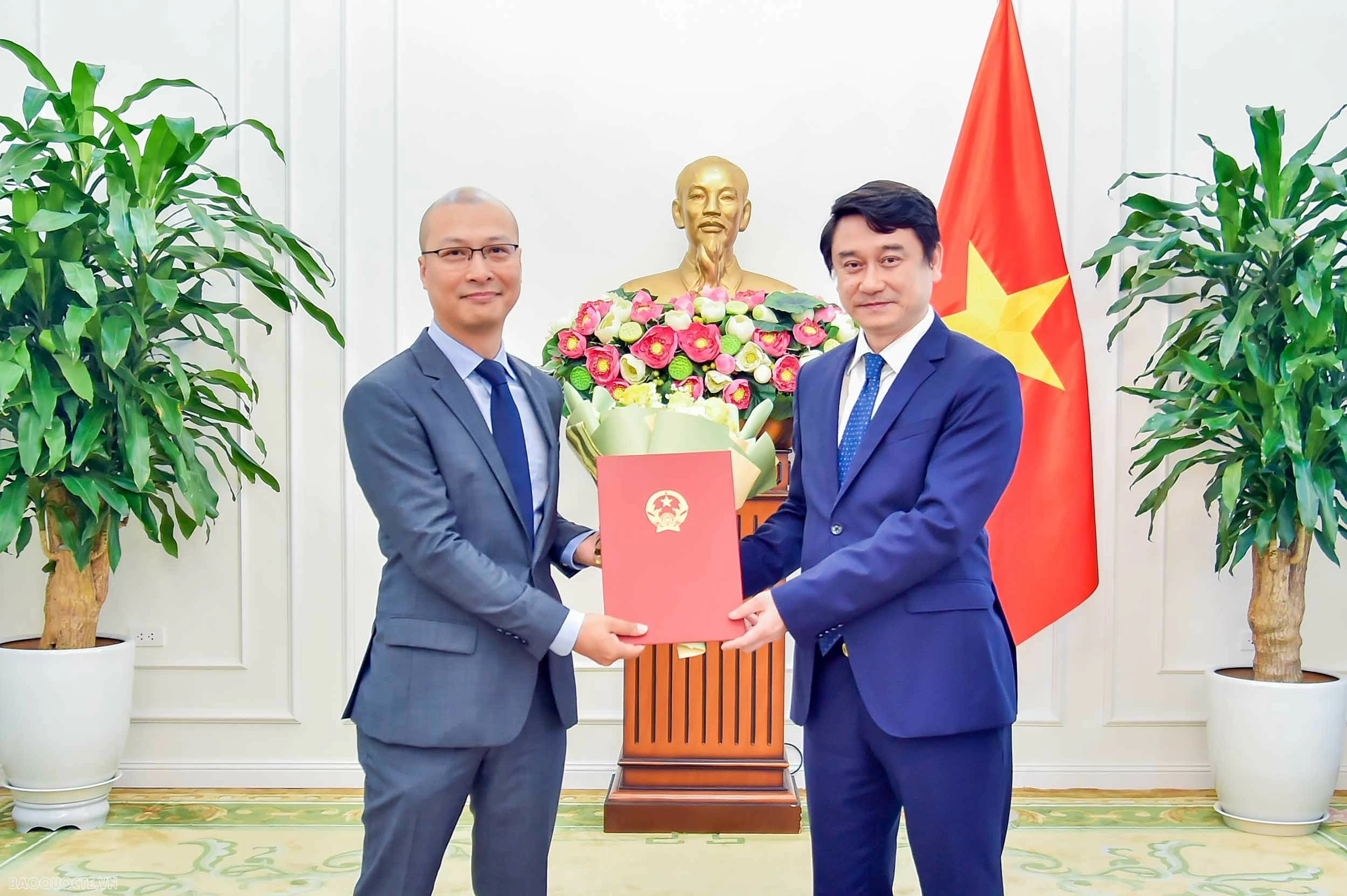 Bộ Ngoại giao trao quyết định tiếp nhận, điều động, bổ nhiệm cán bộ lãnh đạo, quản lý