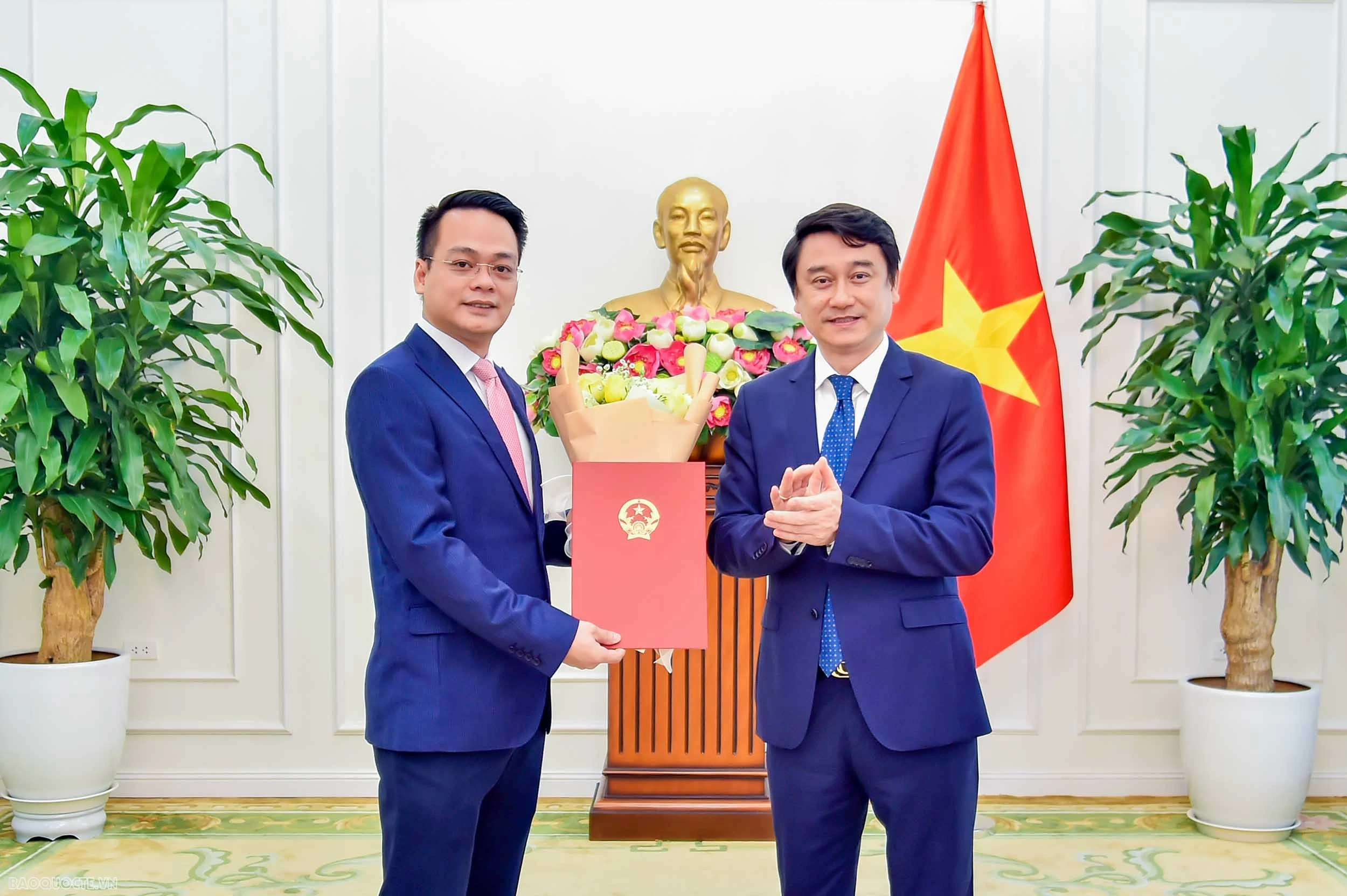 Bộ Ngoại giao trao quyết định tiếp nhận, điều động, bổ nhiệm cán bộ lãnh đạo, quản lý