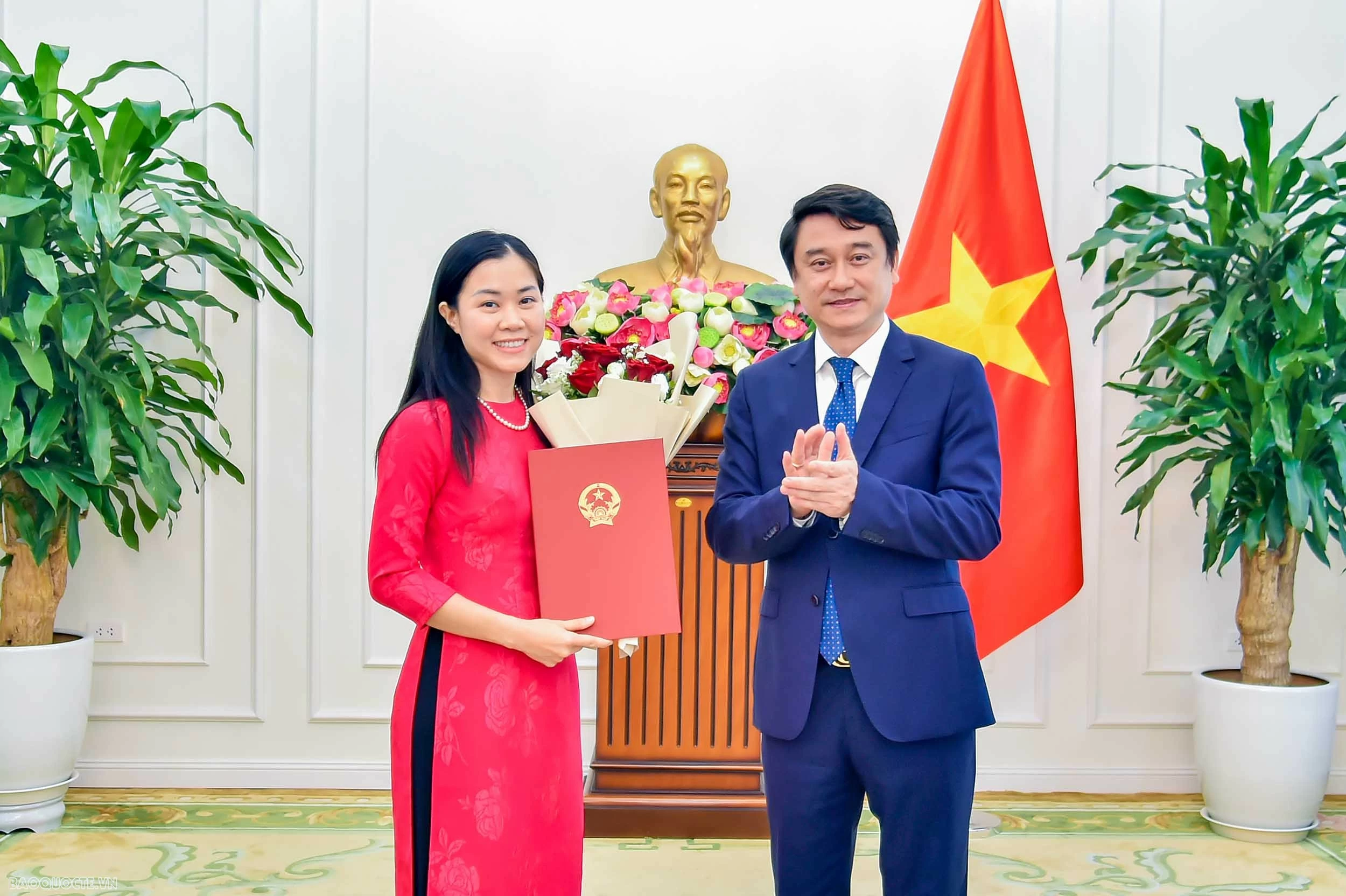 Bộ Ngoại giao trao quyết định tiếp nhận, điều động, bổ nhiệm cán bộ lãnh đạo, quản lý