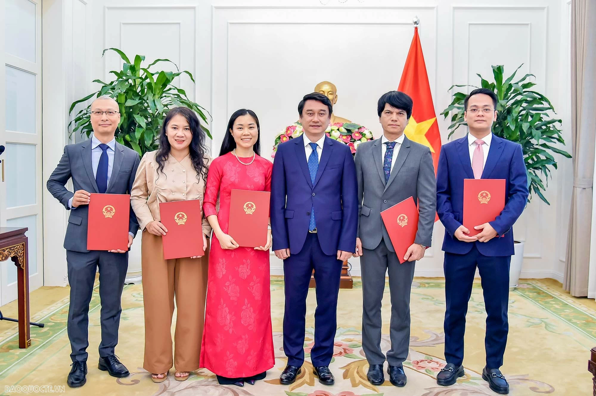 Bộ Ngoại giao trao quyết định tiếp nhận, điều động, bổ nhiệm cán bộ lãnh đạo, quản lý