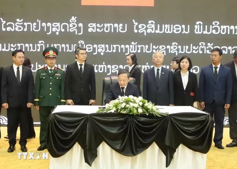 Đại sứ quán Việt Nam và cộng đồng người Việt Nam tại Lào viếng đồng chí Xaysomphone Phomvihane Đại sứ quán Việt Nam và cộng đồng người Việt Nam tại Lào viếng đồng chí Xaysomphone Phomvihane