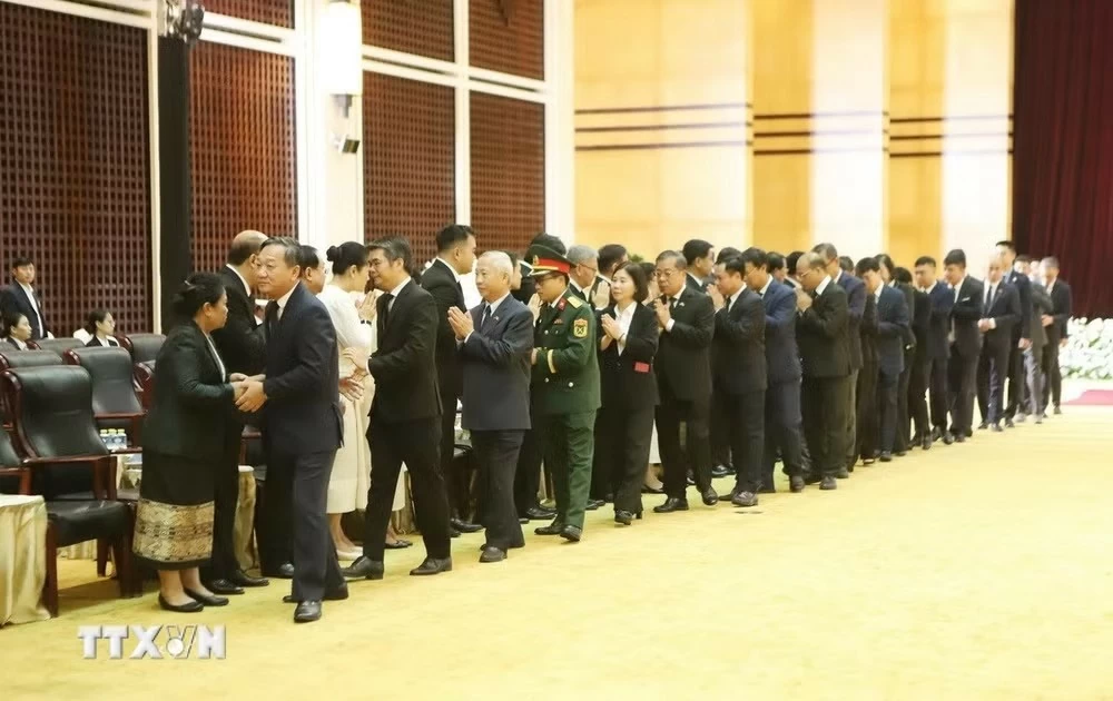 Đại sứ quán Việt Nam và cộng đồng người Việt Nam tại Lào viếng đồng chí Xaysomphone Phomvihane