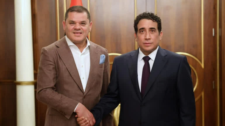 Thủ tướng chính phủ Thống nhất Quốc gia Libya Abdul-Hamed Dbeibah (phải) và Chủ tịch Hội đồng Tổng thống Mohamed al-Menfi nhấn mạnh yêu cầu thống nhất quân đội nhân kỷ niệm 86 năm ngày thành lập lực lượng quân đội Libya. (Nguồn: The Libya Observer)