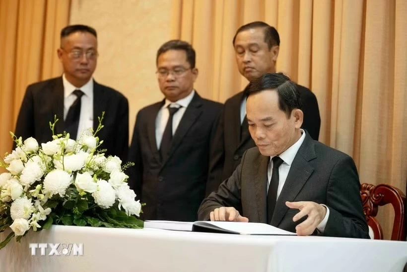 Lãnh đạo TP. Hồ Chí Minh viếng Chủ tịch Quốc hội Lào Xaysomphone Phomvihane