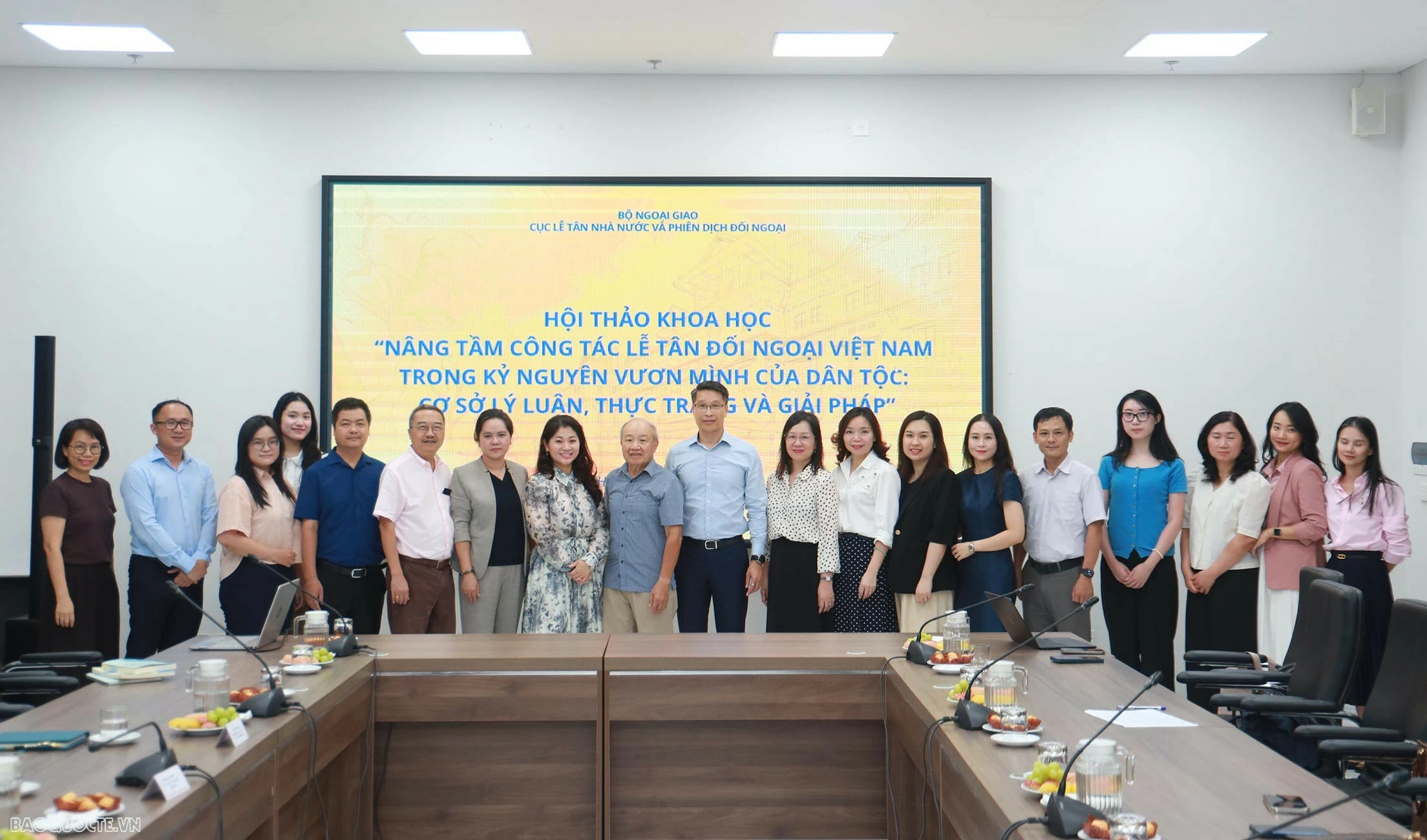 Các đại biểu chụp ảnh chung. (Ảnh: Thành Long)