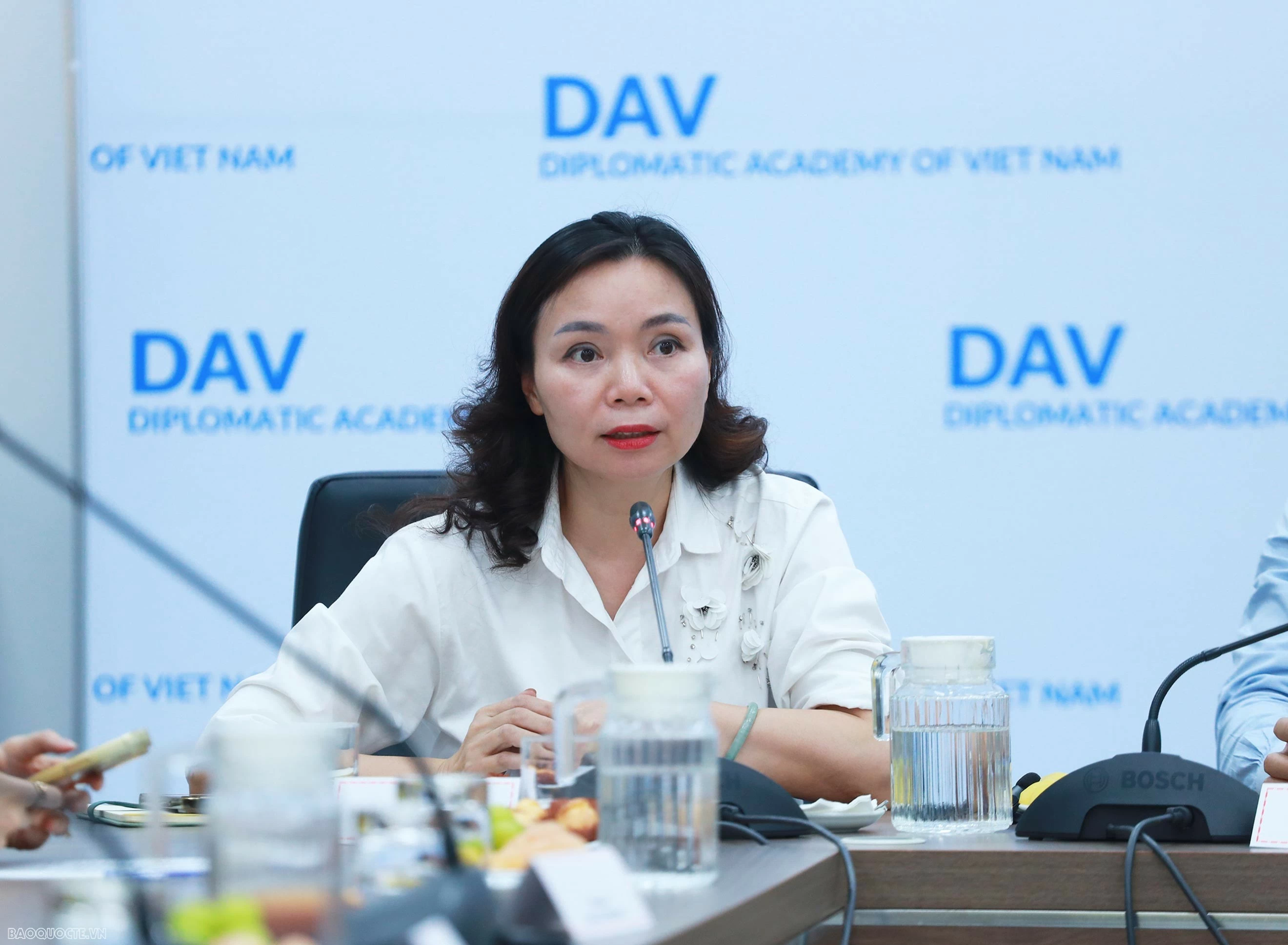Bà Phạm Thị Kim Yến, Phó Cục trưởng Cục Lễ tân Nhà nước và Phiên dịch đối ngoại phát biểu dẫn đề. (Ảnh: Thành Long)