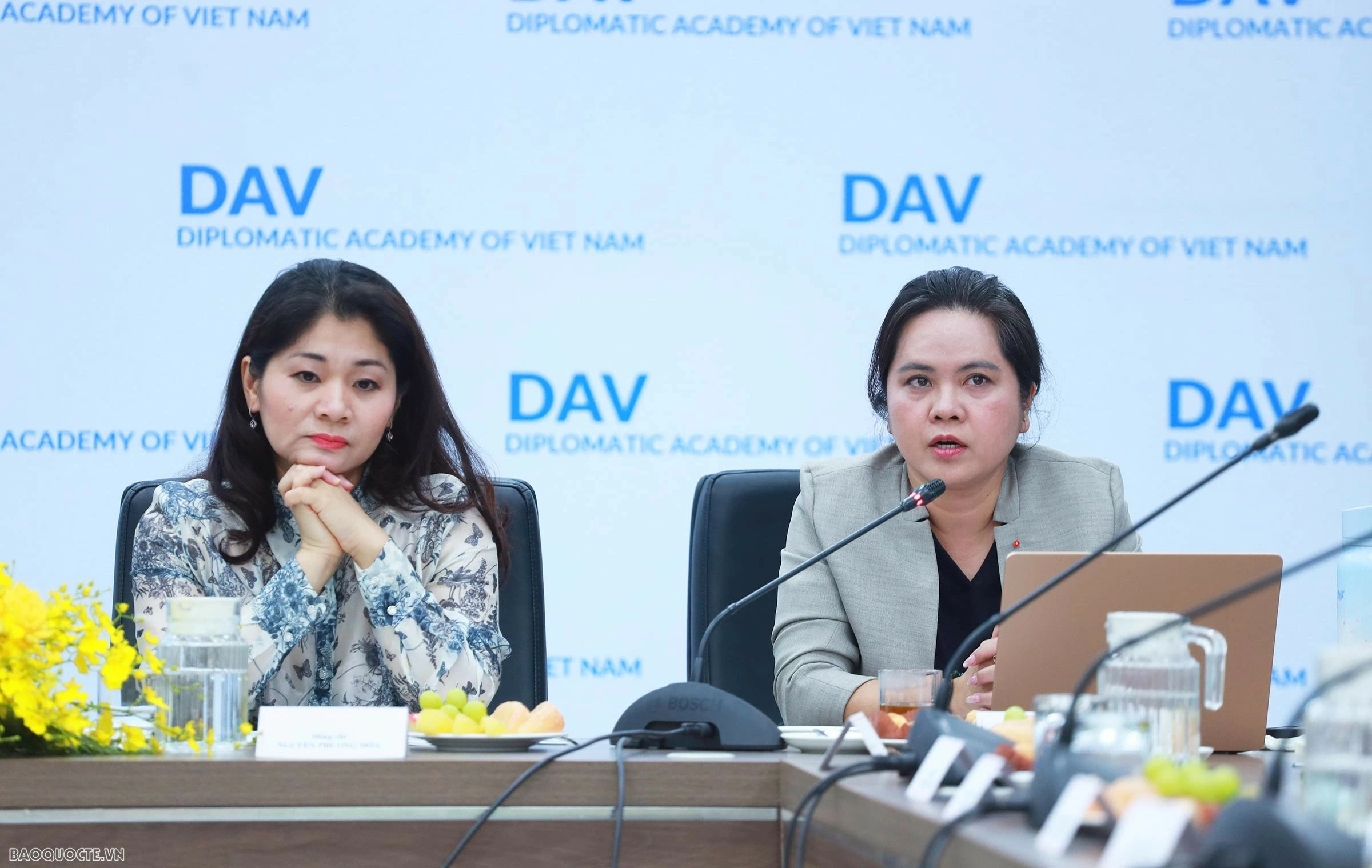 Bà Vũ Chi Mai, Phó Tổng Biên tập phụ trách Báo Thế giới và Việt Nam trình bày tham luận. (Ảnh: Thành Long)