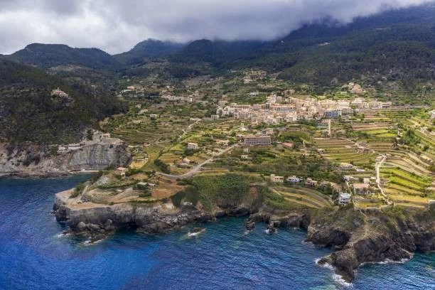 Ngôi làng ven biển Banyalbufar thuộc dãy Serra de Tramuntana, đảo Mallorca (Tây Ban Nha).