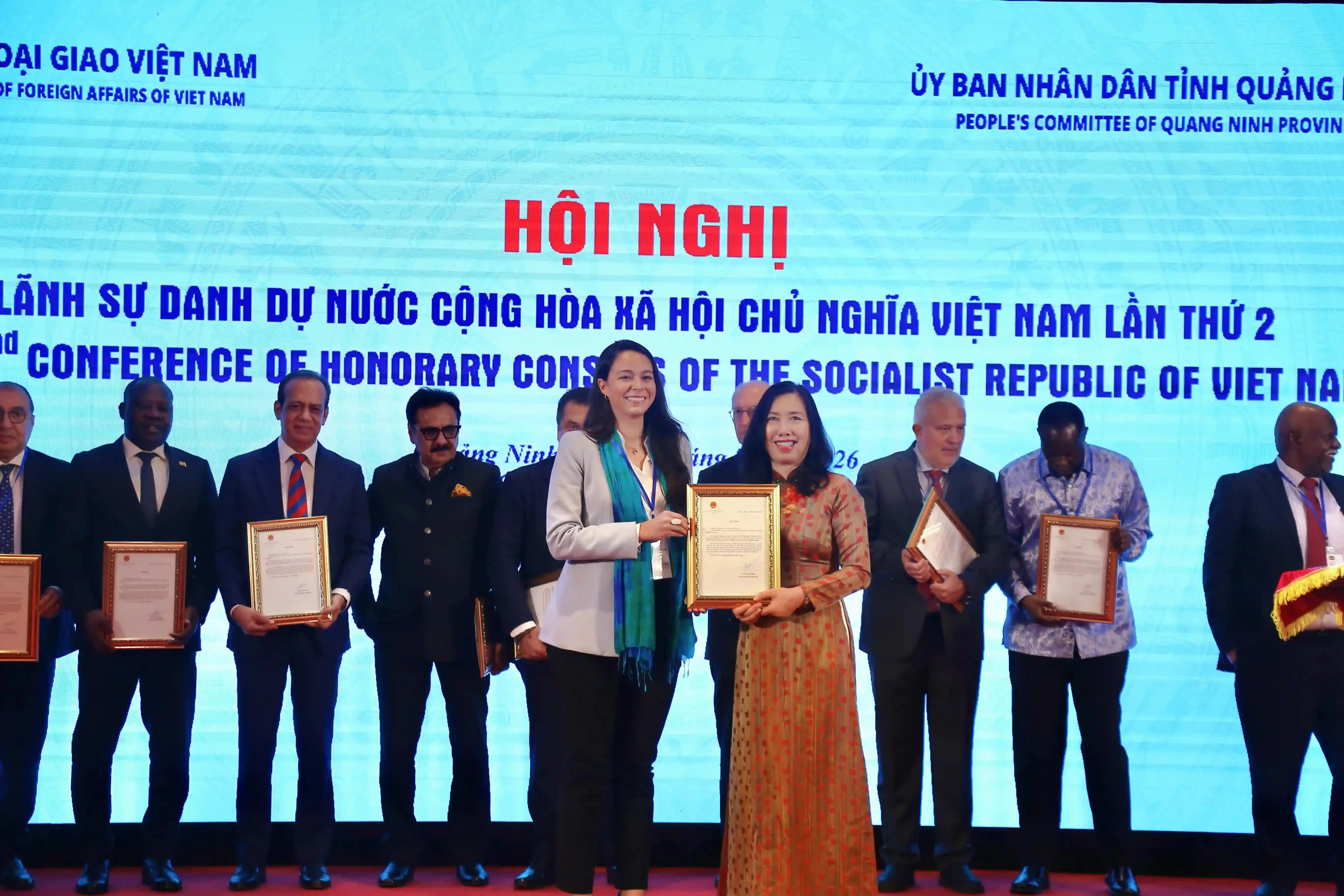 Lãnh sự danh dự Việt Nam trẻ nhất: ‘Đại diện cho Việt Nam là đại diện cho lịch sử của lòng dũng cảm’ Lãnh sự danh dự Việt Nam trẻ nhất: ‘Đại diện cho Việt Nam là đại diện cho lịch sử của lòng dũng cảm’